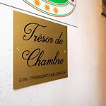 Trésor De Chambre, Appartement